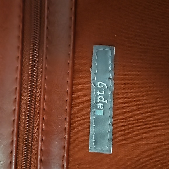 Darling red leather purse with beautiful brass details and a wide arm strap. - Picture 7 of 7